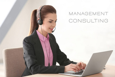 營(yíng)銷分析概念。在辦公室的人在商務(wù)會(huì)議